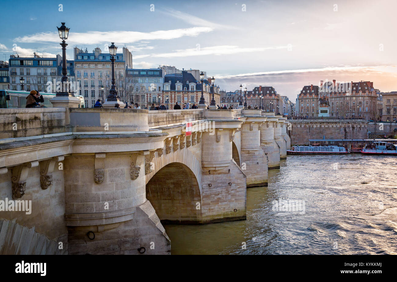 Parigi bellissimo ponte al tramonto. Close up della storica Posta Neuf, il ponte più antico della città. Rosa pastello, colori blu e crema. Foto Stock
