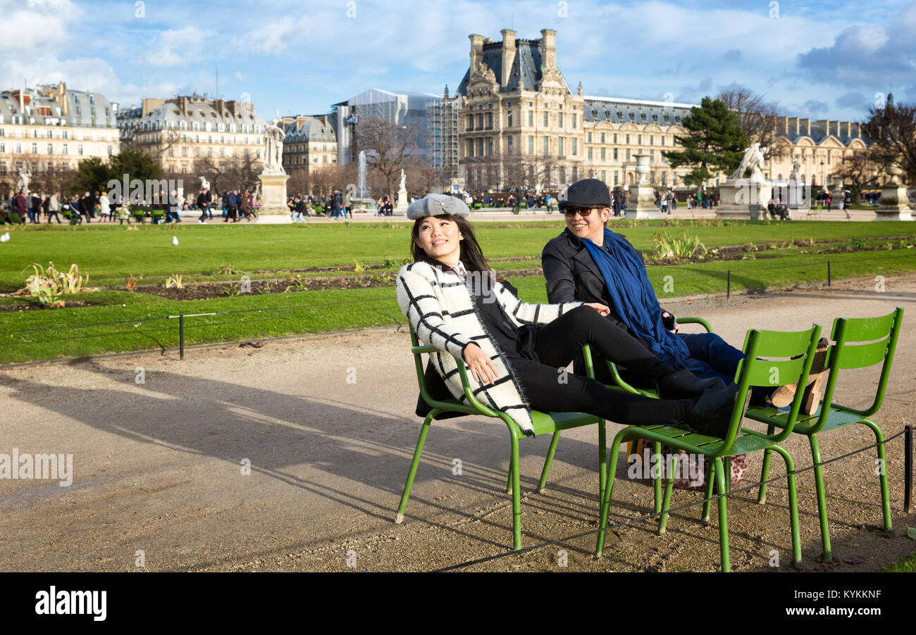 Parigi - Gennaio 2, 2014: turisti resto nel verde sedie in metallo scoperto tutto il Giardino delle Tuileries, che si trova tra il museo del Louvre e il Foto Stock