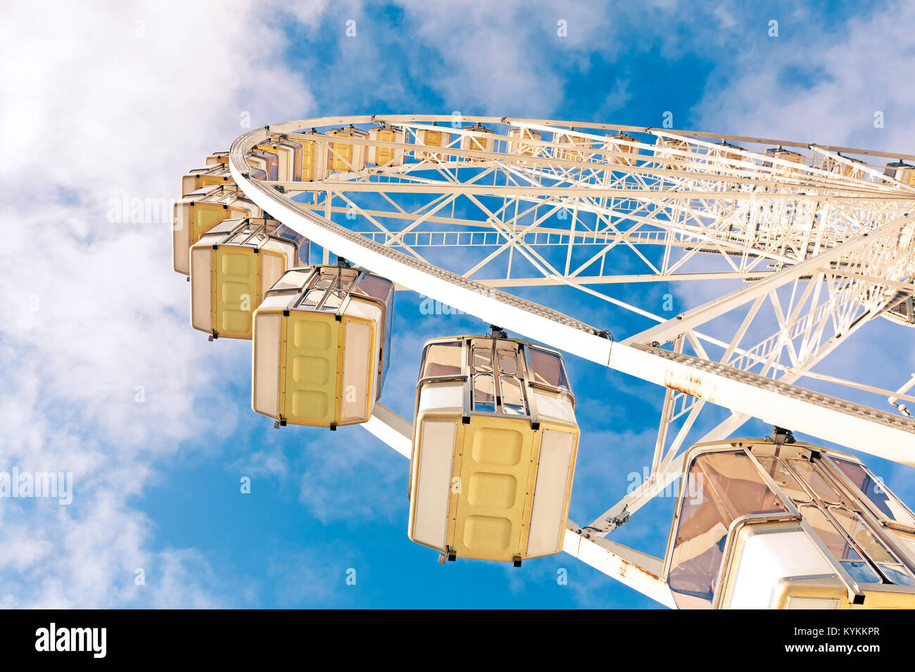 Cerca fino a una grande ruota panoramica Ferris contro il cielo blu e nuvole bianche. Chiamato Grand Roue, una tradizione di Natale a Parigi, Francia Foto Stock