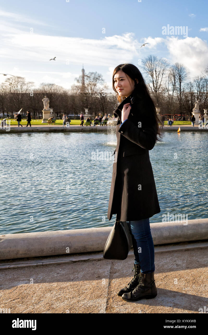 Parigi - 2 Gen 2014: una donna non identificato in un cappotto invernale si distingue per lo stagno al Jardin des Tulieries, una delle destinazioni più popolari in par Foto Stock