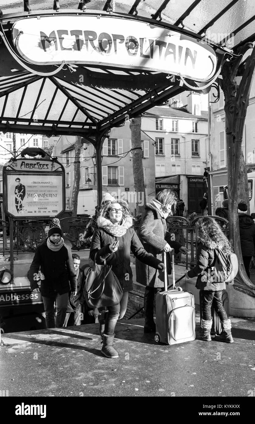 Parigi-JAN 2, 2014: la gente alla Abbesses Stazione della Metropolitana, considerato uno dei più belli di Parigi, costruito nel 1912 e solo uno dei due a sinistra con un Foto Stock