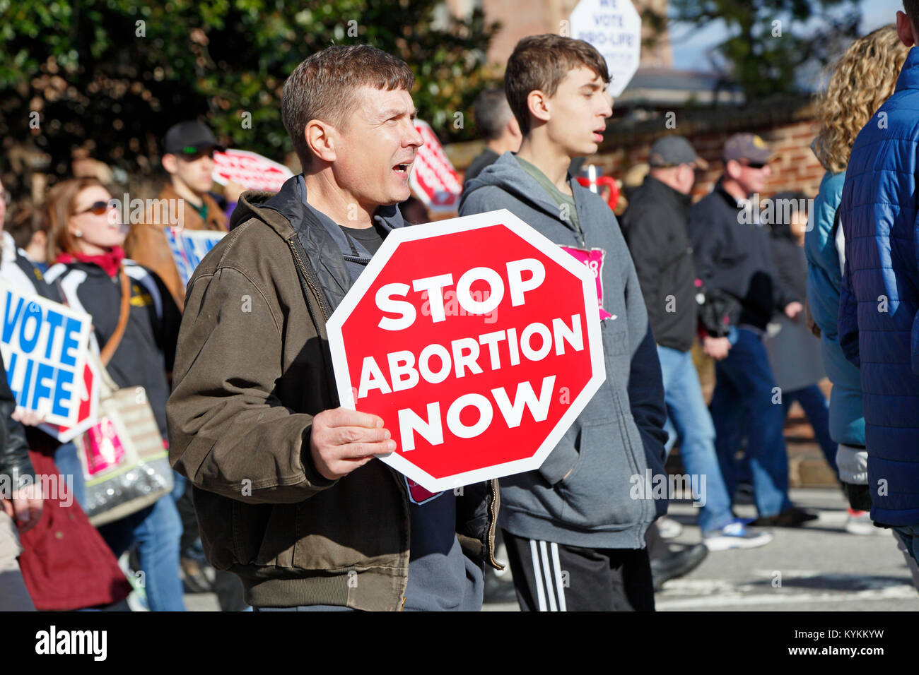 Raleigh, North Carolina. Il 13 gennaio, 2018. Pro-life rally e dimostrazione nel centro di Raleigh. L'uomo grida Pro-vita tenendo premuto Stop aborto s Foto Stock