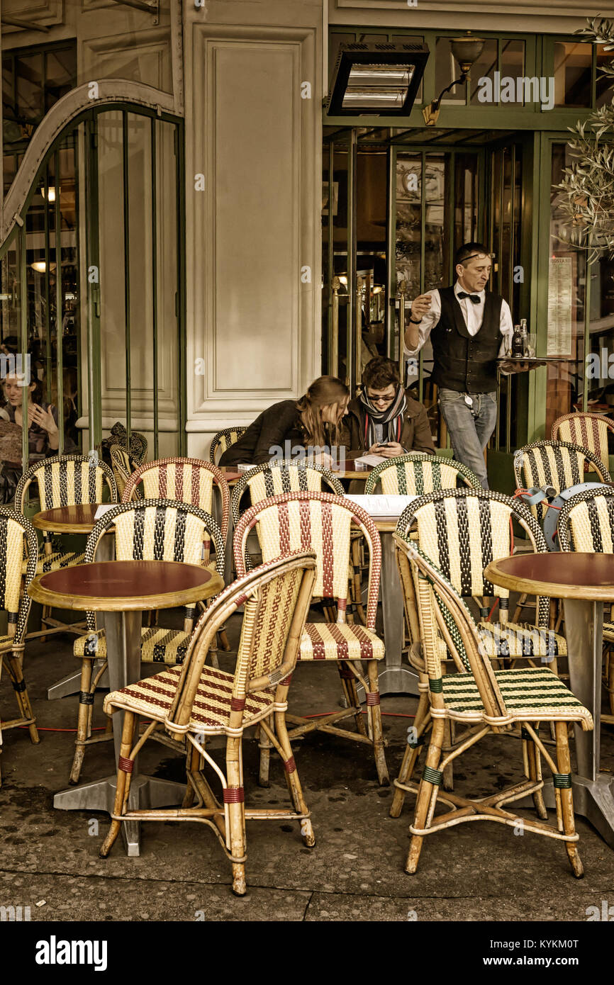 Parigi-GEN 4, 2014: Classic cafè sul marciapiede. Ci sono 2.400 chilometri di marciapiedi di Parigi e di decine di migliaia di caffetterie, dice il Paris Tou Foto Stock