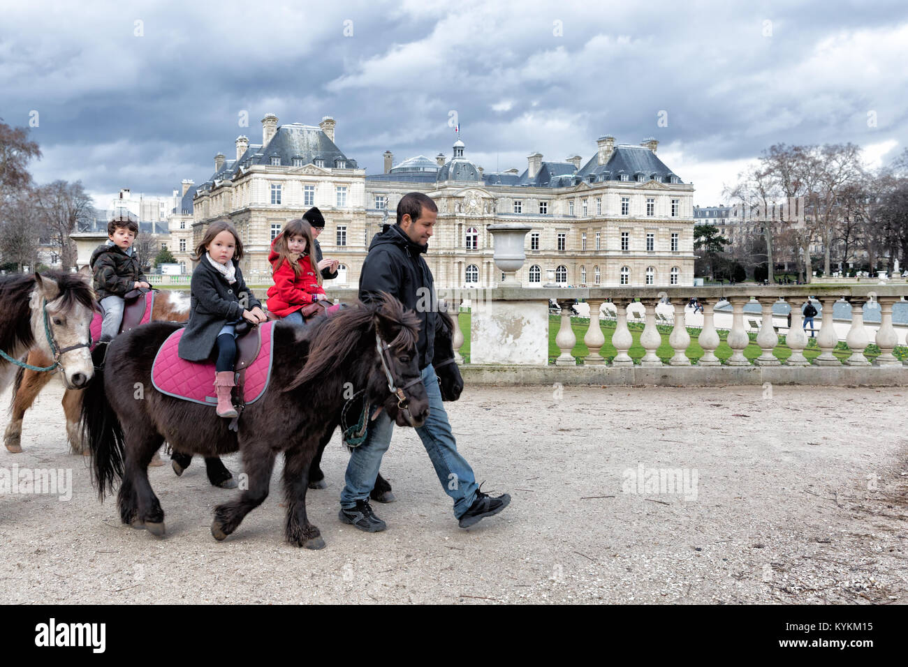 Parigi-GEN 4, 2014:Unidentified kids cavalcare i pony presso i Giardini di Lussemburgo, una delle attività più popolari per i giovani visitatori del parco, la seconda più grande di Parigi Foto Stock