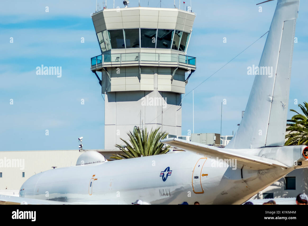 Navy E-6 Mercury TACAMO aeromobile siede sulla rampa del MCAS Miramar in vista del controllo del traffico aereo a torre. Foto Stock