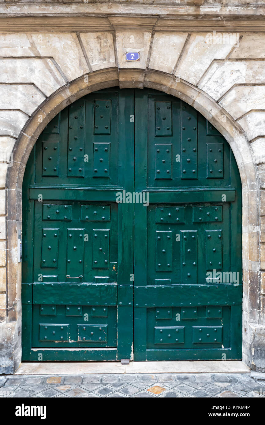 Parigi Francia pittoresca antica arcuata anteriore doppia porta di entrata, dipinta teal blu verde. Foto Stock