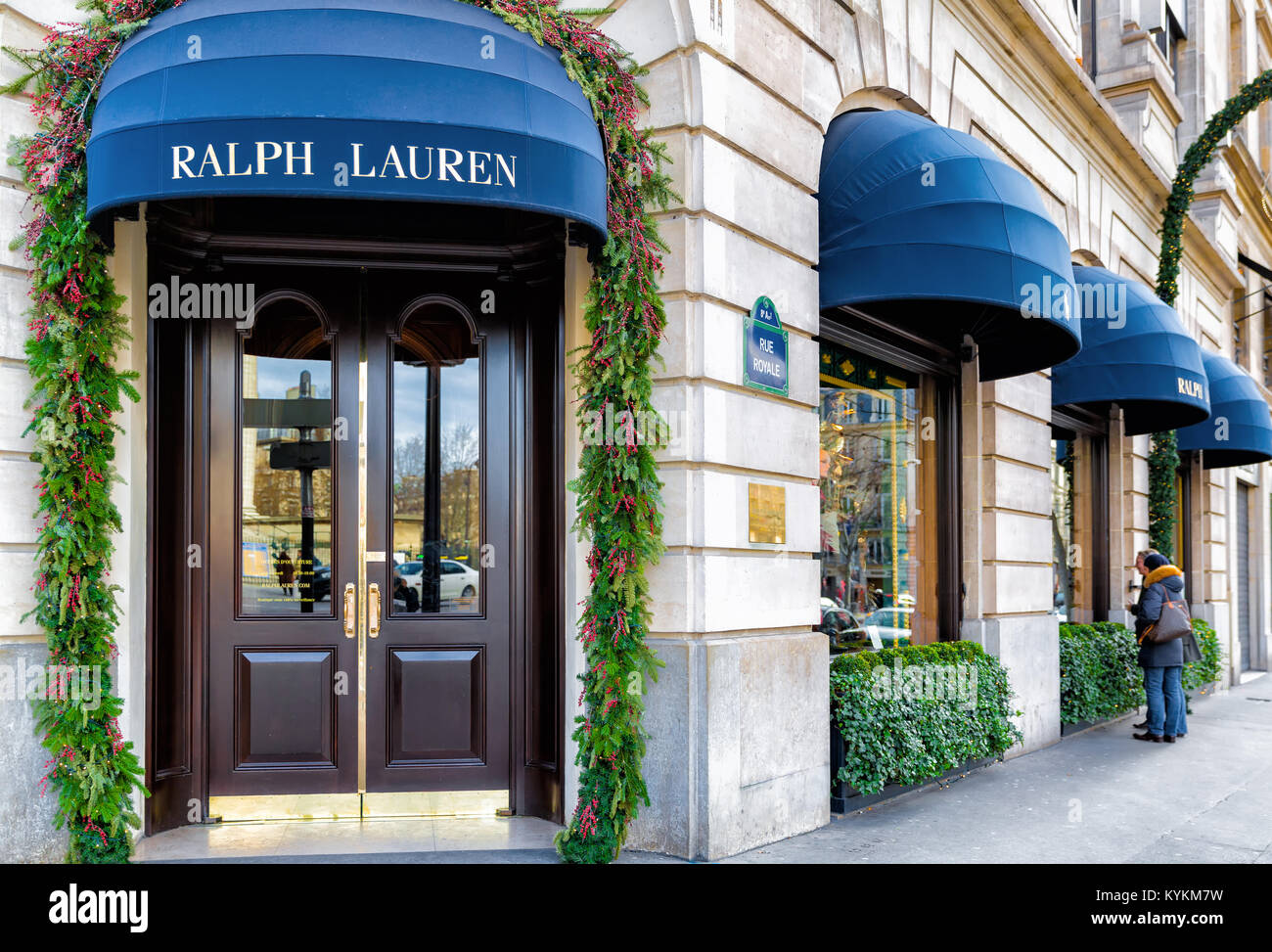 Parigi, Francia, Ralph Lauren il primo negozio aperto qui 1986 nell'elegante quartiere dello shopping e vicino a Place de la Madeleine, mostrato decorato per il Natale Foto Stock