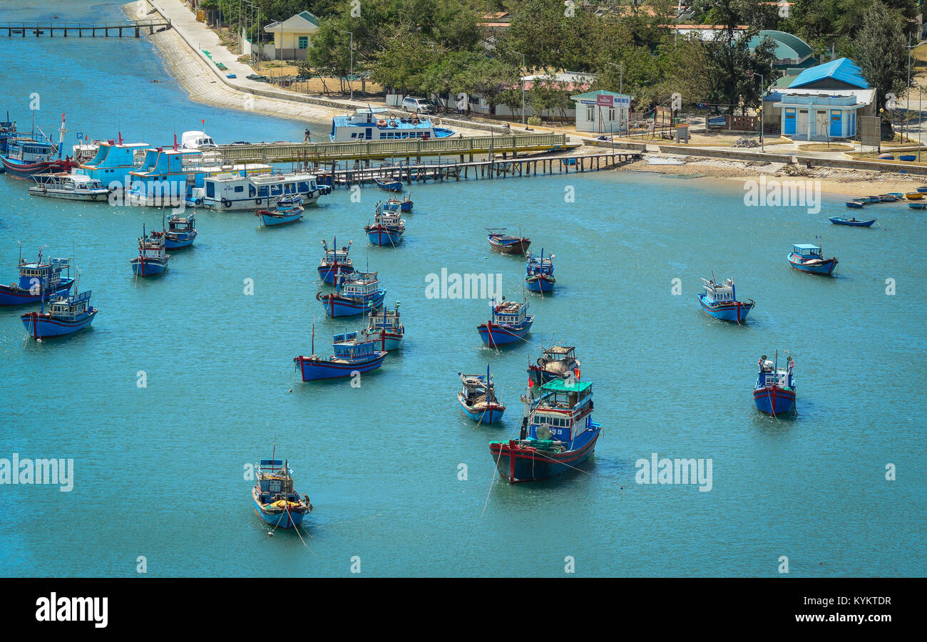 Ninh Thuan, Vietnam - Jan 26, 2016. Vista aerea di un villaggio di pescatori a Vinh Hy Bay a Ninh Thuan, Vietnam. Foto Stock