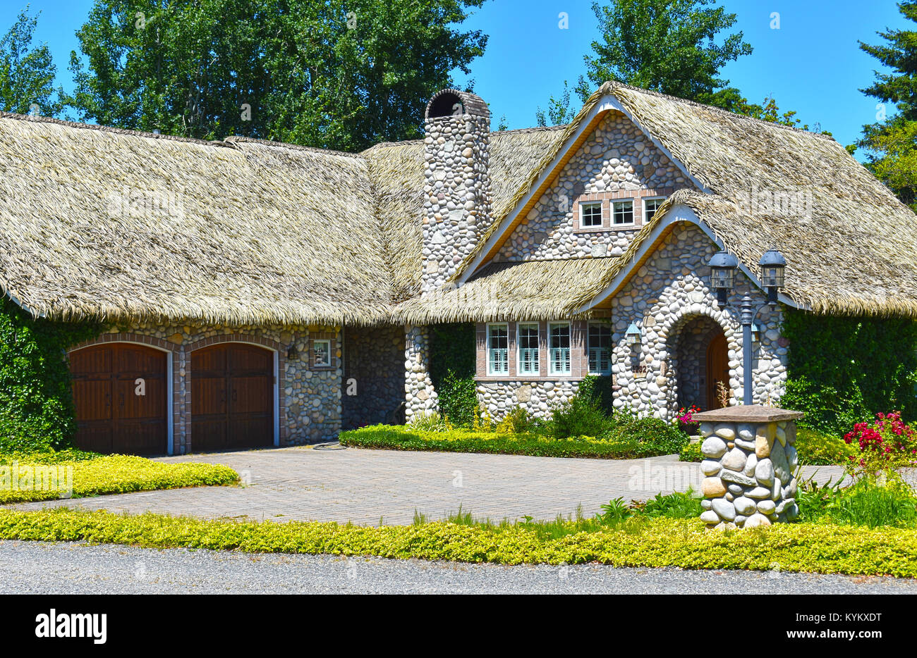 Una bella storybook home nel nord-ovest del pacifico città di Ferndale, Washington, Stati Uniti d'America. Il storybook cottage dispone di tetto di paglia e pareti di pietra. Foto Stock