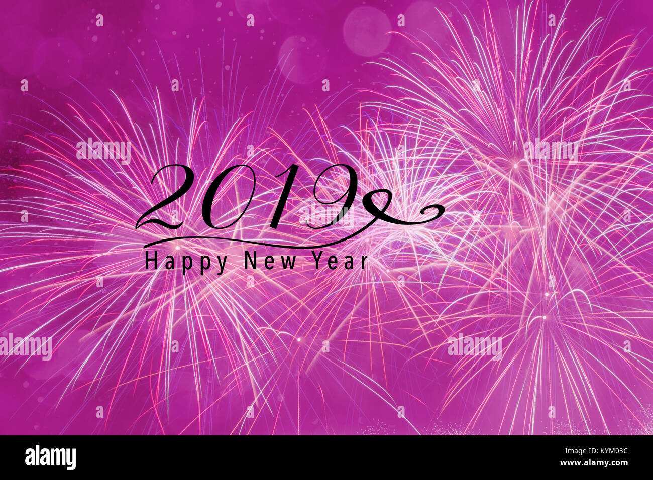 Fuochi d'artificio contro un sfondo rosa con bokeh di fondo e la caduta di neve effetto. Felice Anno Nuovo 2019 preventivo. Foto Stock