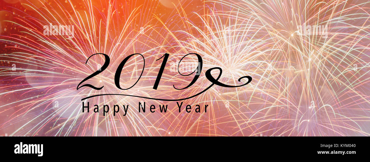 Fuochi d'artificio contro un sfondo rosa con bokeh di fondo e la caduta di neve effetto. Panoramica stile di intestazione. Le scale verso il basso per montare una testata di facebook dimensioni. Happy New Yea Foto Stock