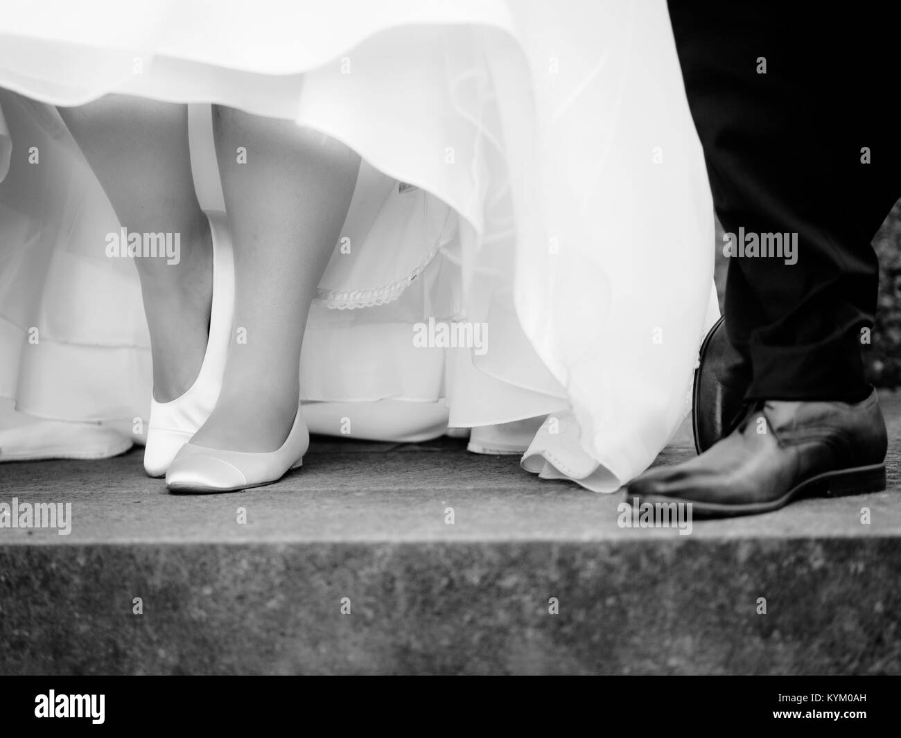 La sposa e lo sposo mostra le scarpe a nozze Foto Stock