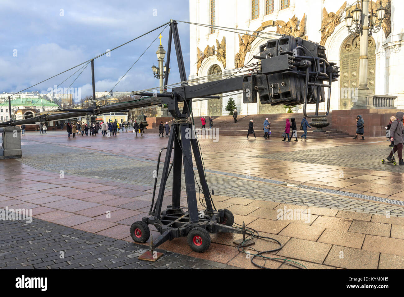 Professional gru per videocamera. Attrezzature per la televisione di  segnalazione in aria aperta. Terrazza della Cattedrale di Cristo Salvatore  Foto stock - Alamy