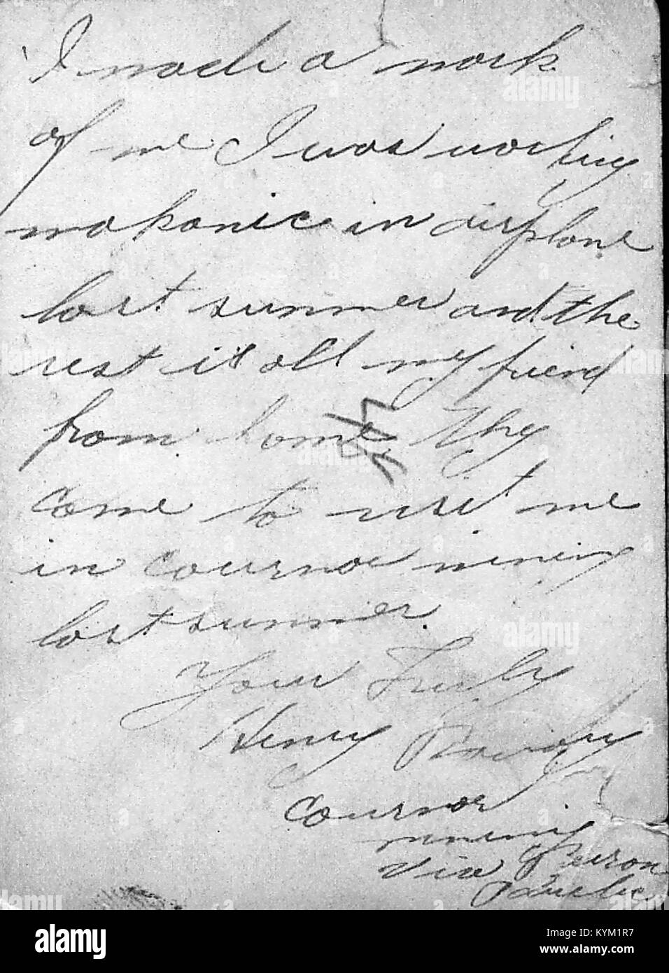 Una fotografia che mostra la parte posteriore di un velivolo, evidenziando la sezione della coda e la vista posteriore dell’aeromobile. Questa immagine si concentra sul design e sulle caratteristiche strutturali dell'aeromobile, comunemente utilizzate nella fotografia aeronautica. Foto Stock