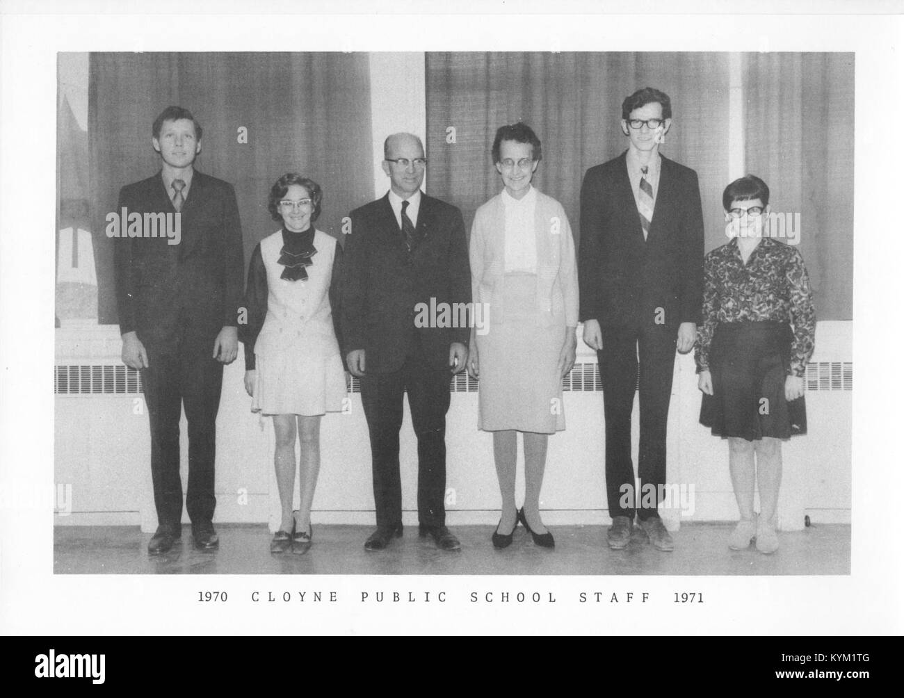 Questa foto storica del 1970-1971 personale della Cloyne Public School presenta insegnanti e membri del personale, fornendo uno sguardo sull'ambiente educativo dell'epoca. Foto Stock