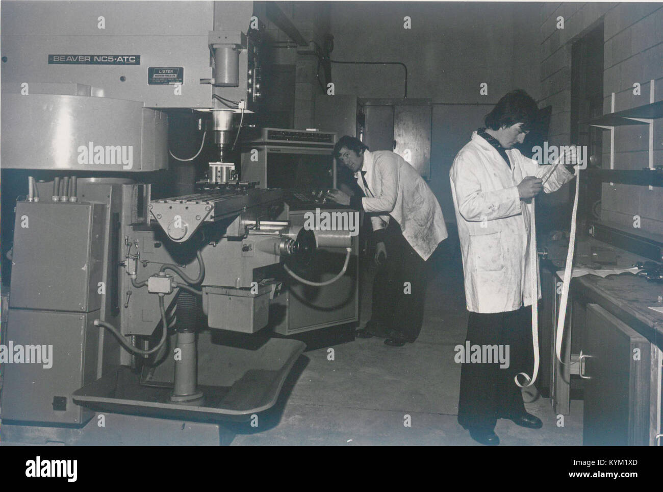 Una fotografia di studenti che lavorano in laboratori e laboratori presso la Northern Ireland Hotel and Catering School (NIHE), che mostra l'istruzione professionale in pratica. Foto Stock