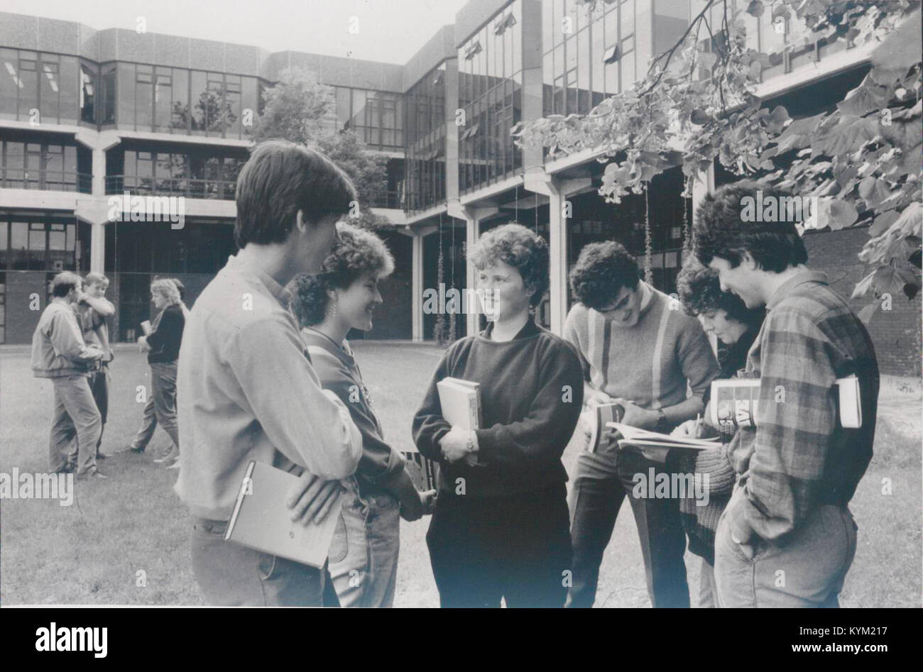 Una fotografia storica che mostra gli studenti riuniti sul quad accanto all'edificio principale dell'Università di Limerick, catturando l'ambiente accademico durante i primi anni della fondazione dell'università. Foto Stock