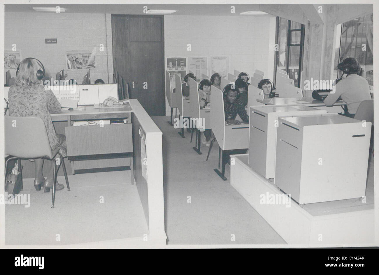 Una fotografia di laboratori linguistici presso il Northern Ireland Higher Education Institution (NIHE), che mostra una classe dedicata all'apprendimento delle lingue. L'immagine riflette i progressi educativi nella regione. Foto Stock