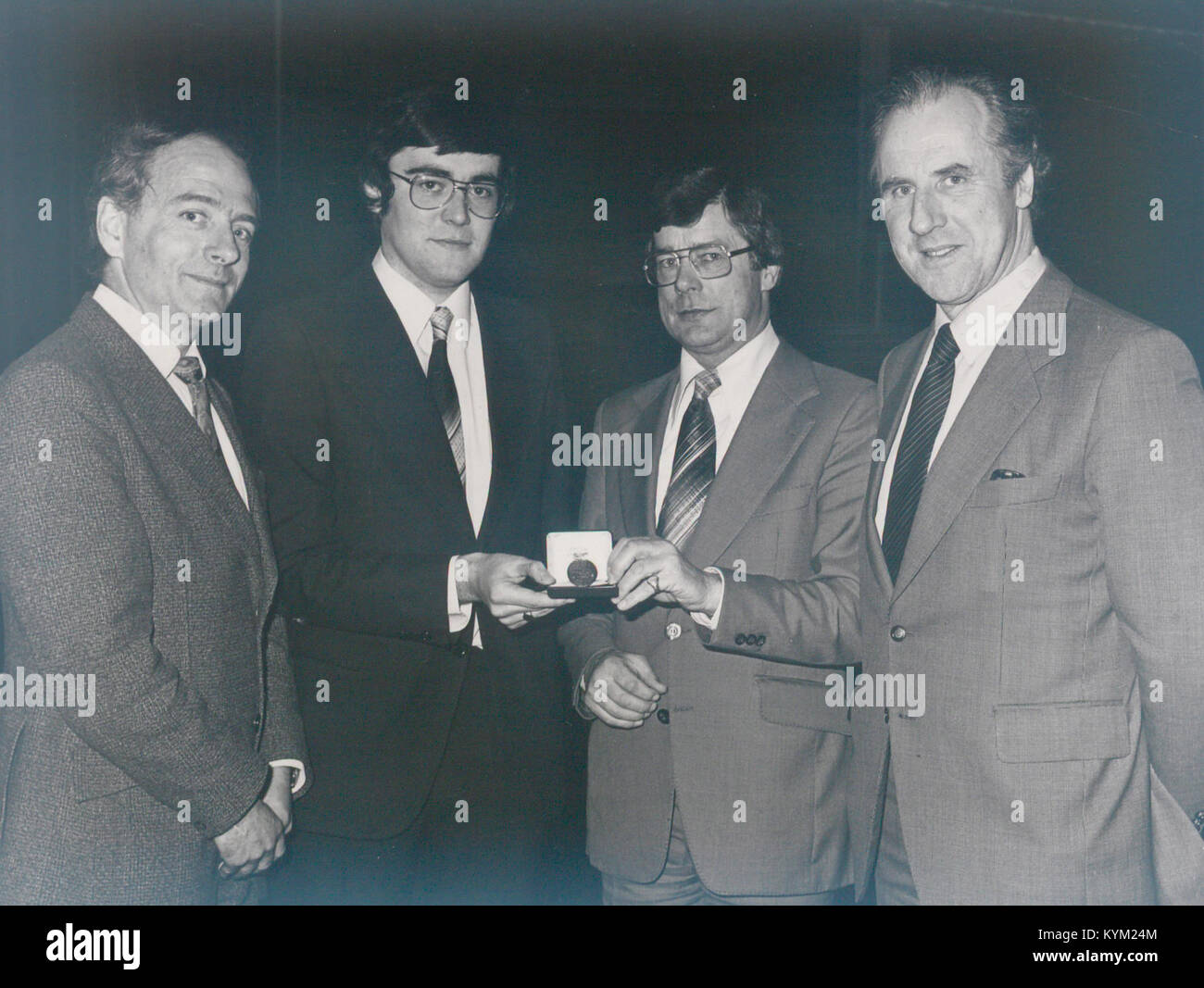 La presentazione della medaglia di bronzo IEI in un evento formale, che riconosce i risultati ottenuti in ingegneria e tecnologia. Foto Stock