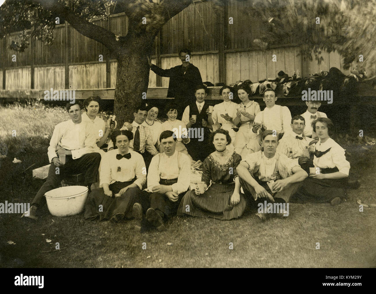 Una fotografia storica di una festa di pattinaggio a rotelle al parco divertimenti Bayview di Hamilton, che cattura un evento sociale dall'inizio alla metà del XX secolo. L'immagine riflette il divertimento e il tempo libero del periodo. Foto Stock