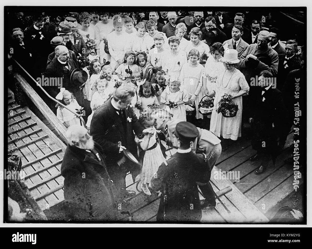 Una fotografia storica delle truppe danesi di stanza a Soenderberg, catturando la presenza militare e le operazioni durante un evento storico significativo. Foto Stock