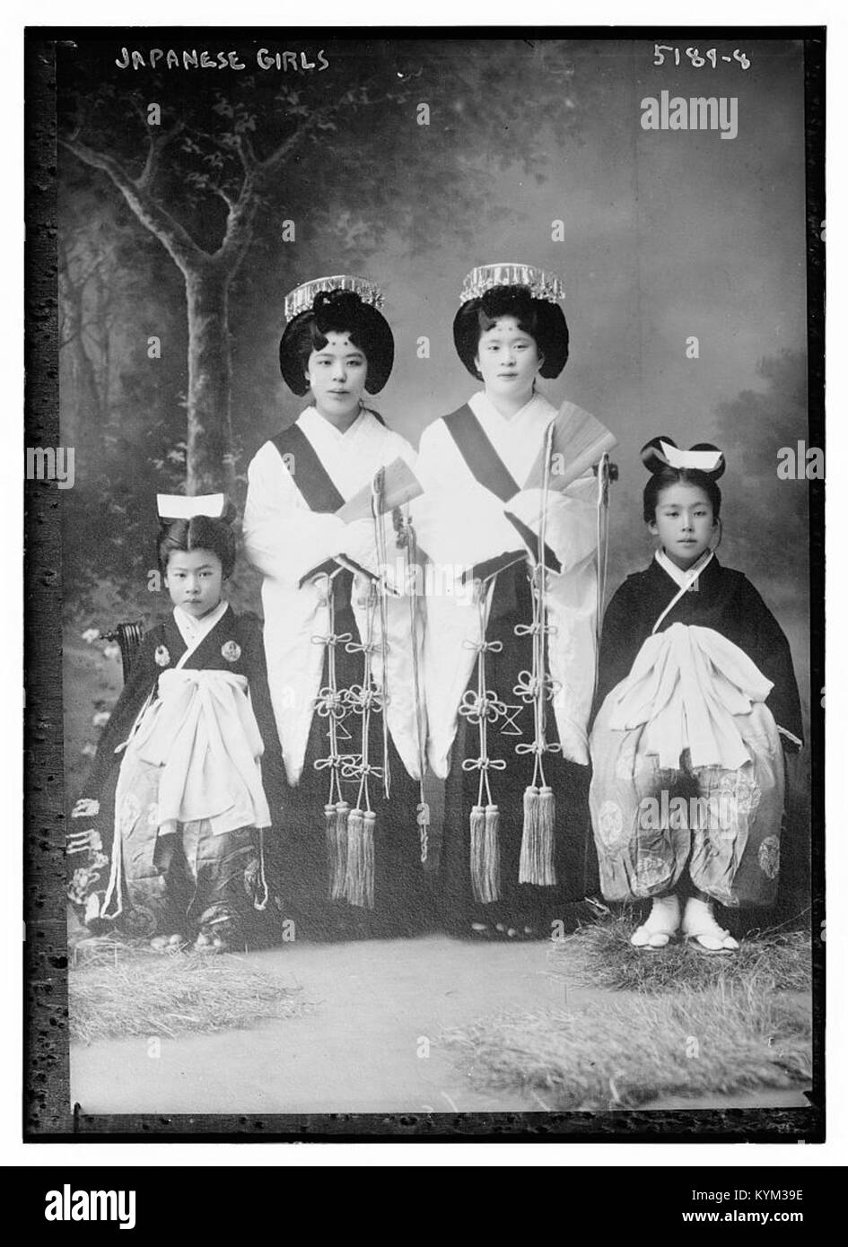 Fotografia di un gruppo di ragazze giapponesi, catturate in un contesto storico. L'immagine fa parte della collezione Library of Congress e mostra aspetti della vita dei primi anni del XX secolo in Giappone. Foto Stock Fotografia di un gruppo di ragazze giapponesi, catturate in un contesto storico. L'immagine fa parte della collezione Library of Congress e mostra aspetti della vita dei primi anni del XX secolo in Giappone. Foto Stock