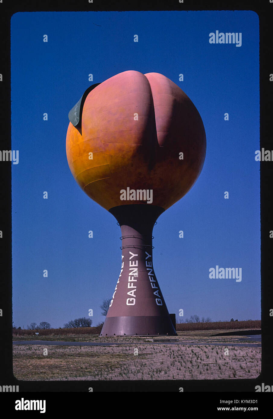 Peach water tower, angolo 2, strada di smistamento del traffico locale, Gaffney nella Carolina del Sud 23537981258 o Foto Stock