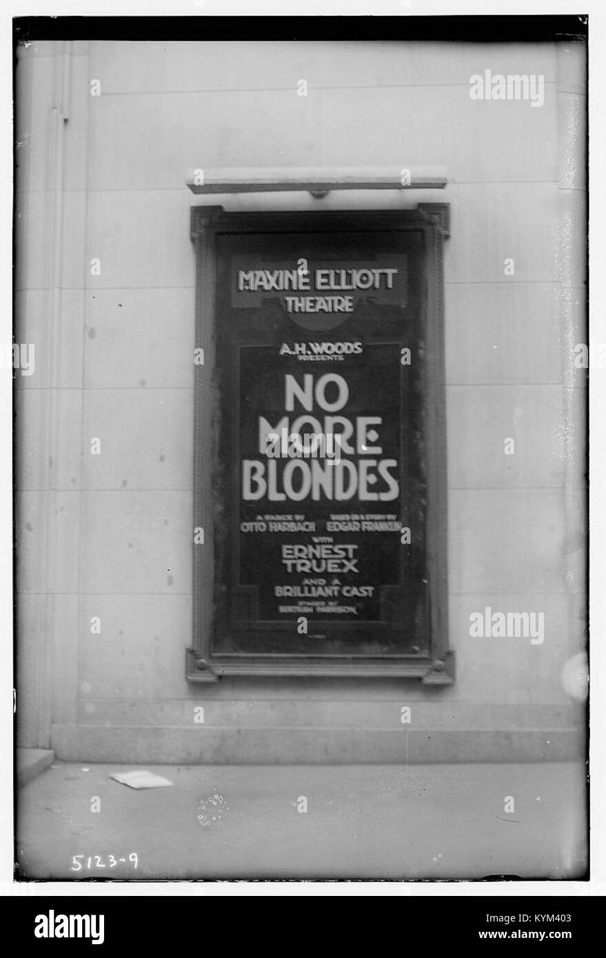 Una fotografia del tendone del Maxine Elliott Theater, che pubblicizza lo spettacolo "No More Blondes". L'immagine riflette la scena culturale del tempo e il ruolo del teatro nell'intrattenimento del XX secolo. Foto Stock