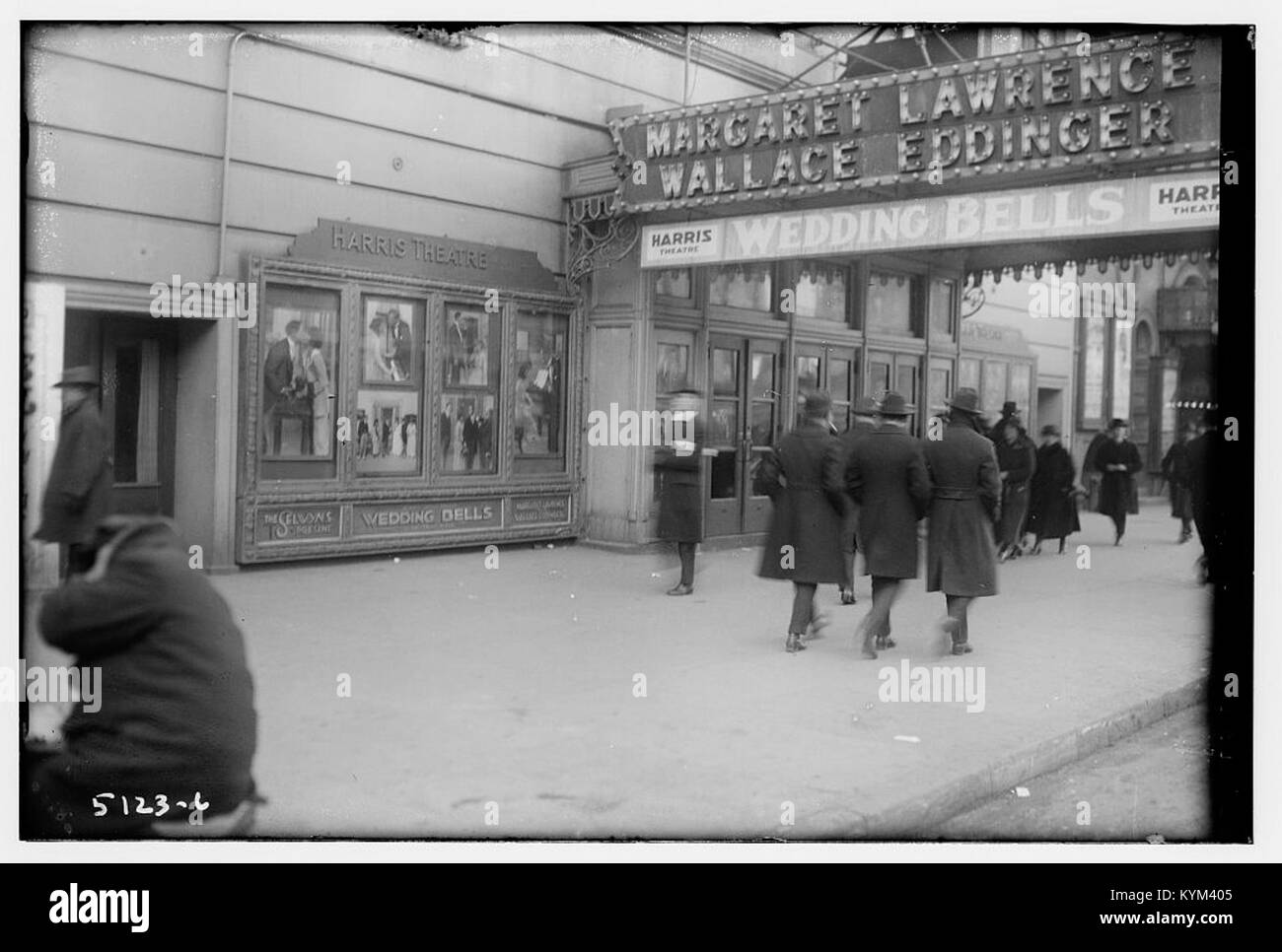 Una fotografia del tendone dell'Harris Theater di Chicago, che pubblicizza lo spettacolo "Wedding Bells". L'immagine cattura la segnaletica iconica del teatro e l'importanza culturale di questo spettacolo nel suo tempo. Foto Stock