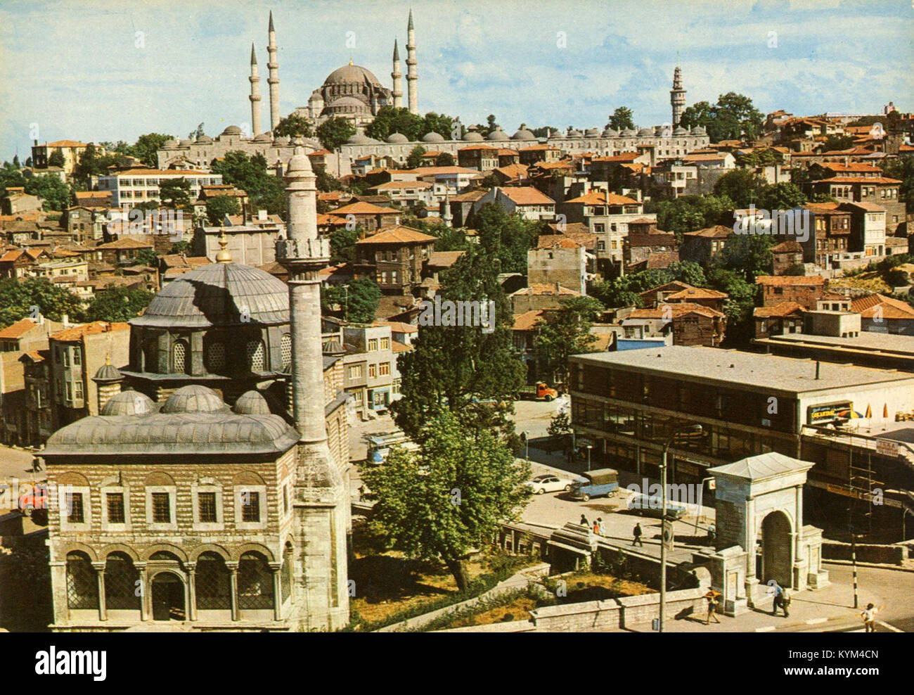Fotografia della moschea Seb Sefa Hatun e del complesso Süleymaniye a Istanbul, che mostra la bellezza architettonica di uno dei siti storici più importanti della città. Foto Stock