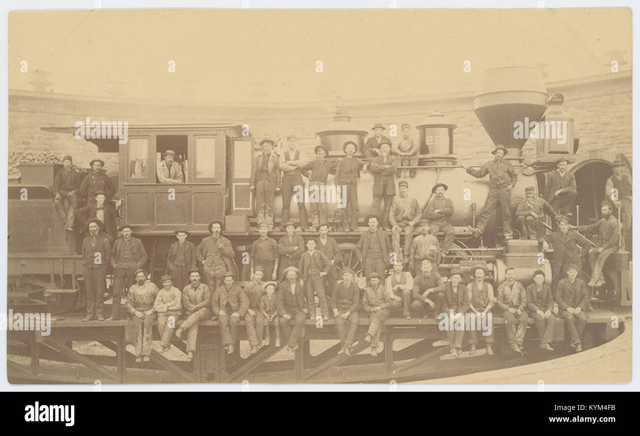 Una fotografia storica dei lavoratori delle ferrovie che si trovano di fronte alla locomotiva Union Pacific Train n. 369, che mostra i lavoratori e la locomotiva al suo meglio. Foto Stock