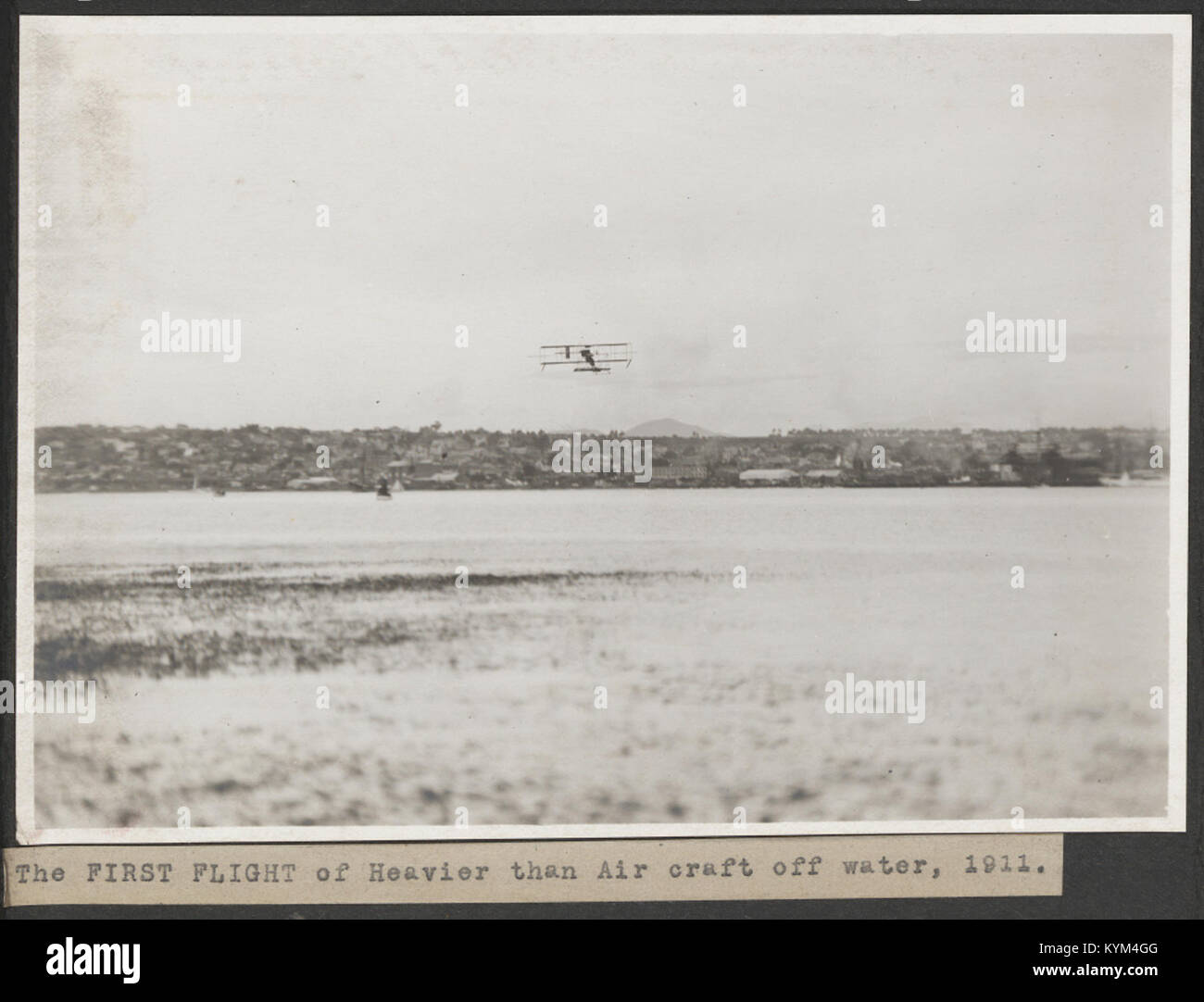 Fotografia del primo volo di un aereo più pesante dell'aria fuori dall'acqua, una pietra miliare dell'aviazione catturata in un contesto storico, con Glenn Curtiss che pilotava un biplano. Foto Stock