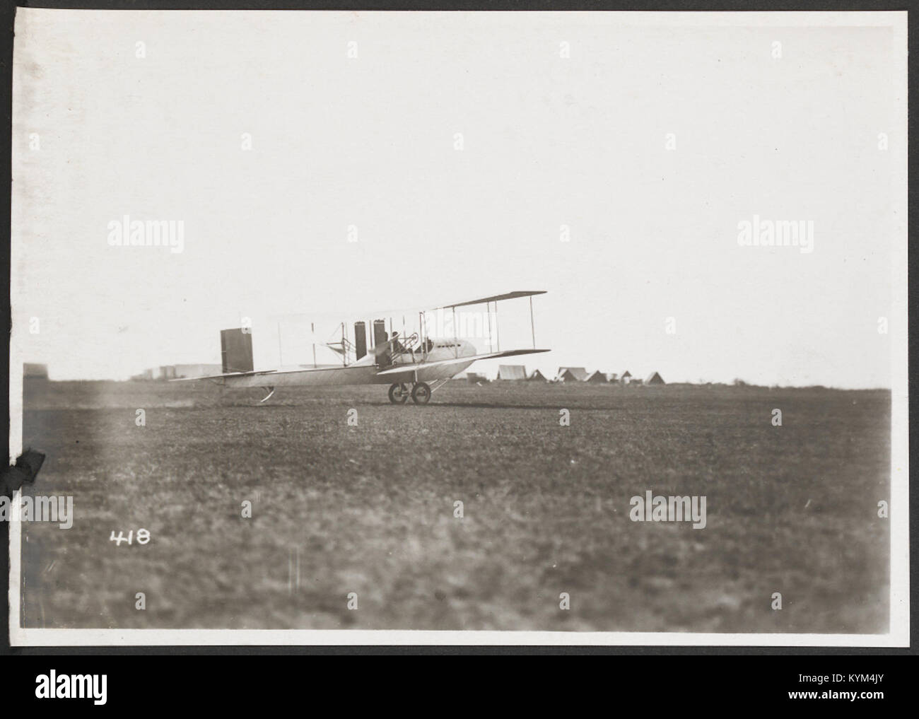 Il Wright Model F, noto anche come Tin Cow, catturato durante un volo di prova prima del suo volo di resistenza, mostrando i primi progetti di biplani e la storia dell'aviazione. Foto Stock