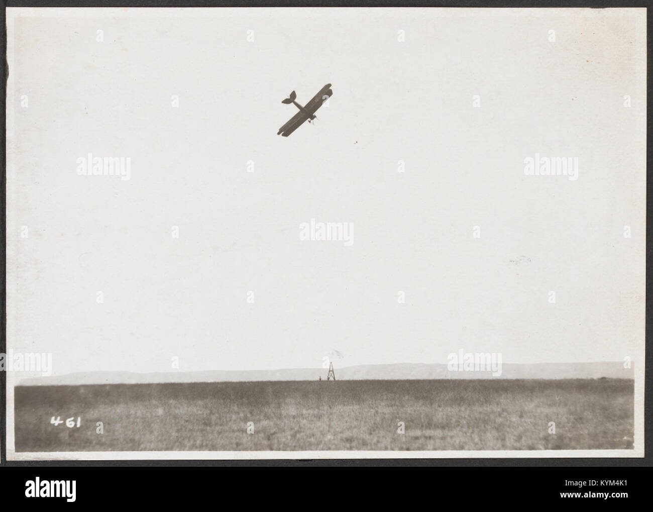 Un biplano Curtiss Model N che esegue un test di rotta triangolare come parte delle prime prove di aviazione, catturato in una fotografia d'archivio. Foto Stock