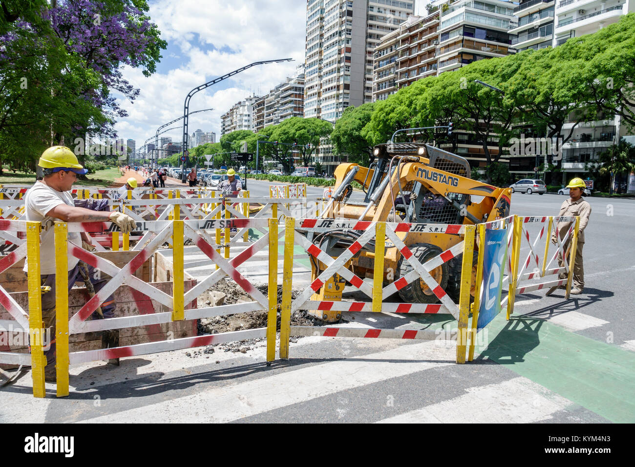 Buenos Aires Argentina,Palermo,Avenida del Libertador,lavori pubblici,strada sotto costruzione nuovo cantiere costruttore,riparazione,equipaggio,uomo uomo maschio,lavoratore, Foto Stock