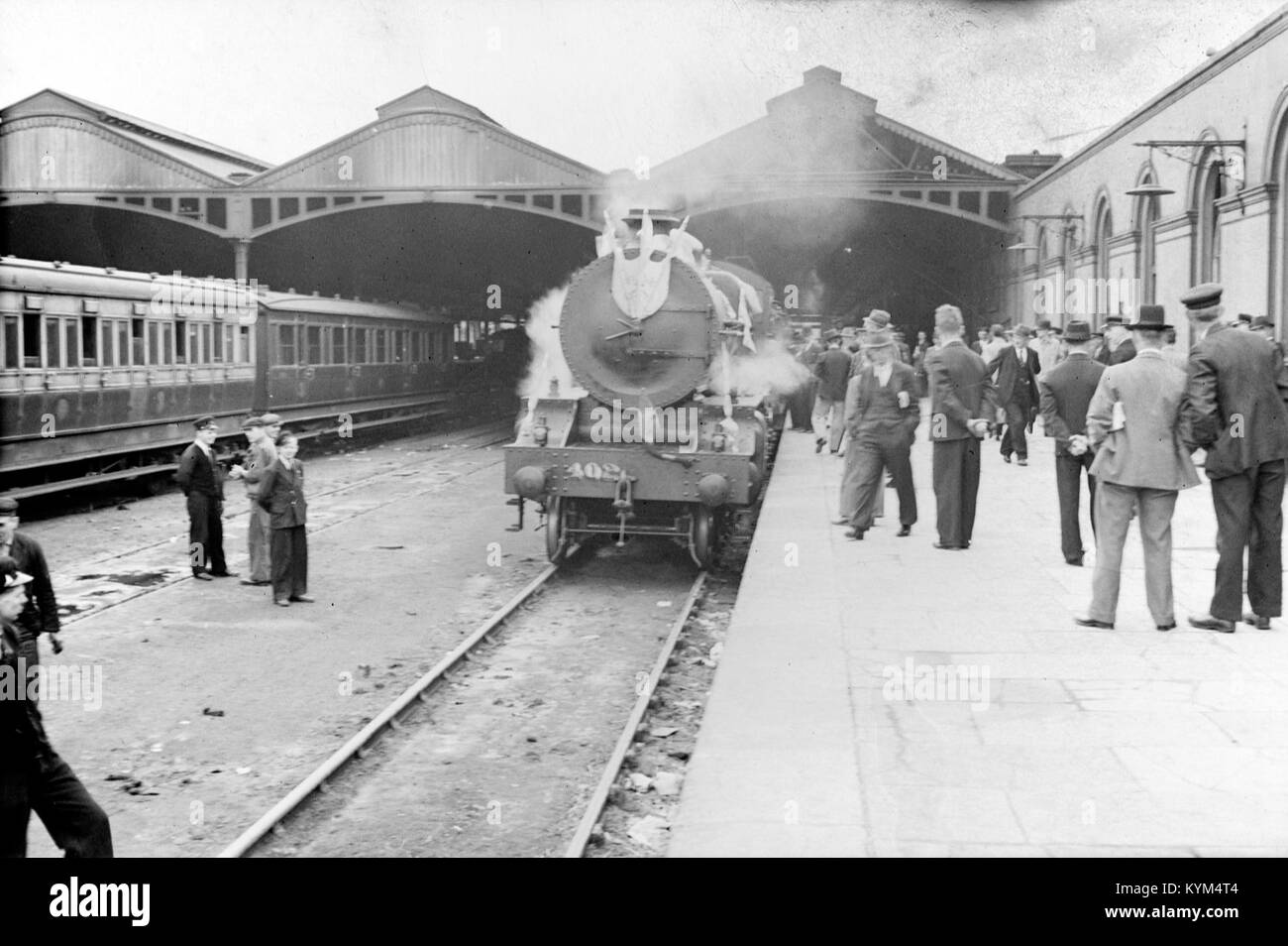 Una fotografia storica del treno De Valera alla stazione di Kingsbridge (ora Heuston Station), Dublino, che mostra la locomotiva e le carrozze associate al presidente irlandese Éamon de Valera. Questa immagine cattura il momento significativo della storia politica irlandese. Foto Stock