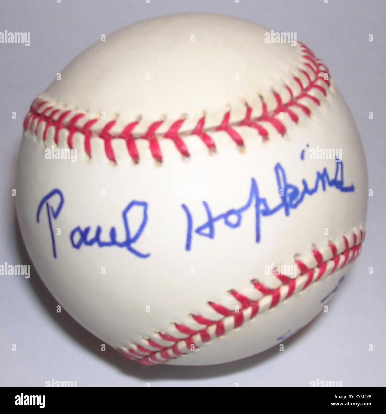 Il baseball firmata da Paolo Hopkins, un bricco per il Washington senatori che era l'ultimo soggiorno giocatore di baseball a cedere un home run per Babe Ruth nella stagione 1927, quando Ruth hit 60 home run, 1998. () Foto Stock