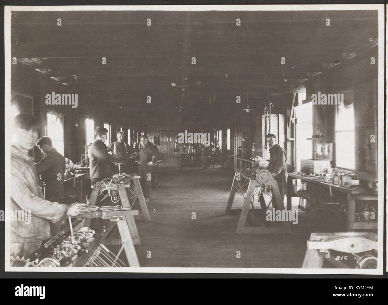Un'immagine della US Signal Corps Aviation School, che mostra un'officina di macchine con un motore aerodinamico e meccanici al lavoro. La foto rappresenta i primi giorni dell'addestramento aeronautico e il ruolo del Signal Corps nello sviluppo del volo. Foto Stock