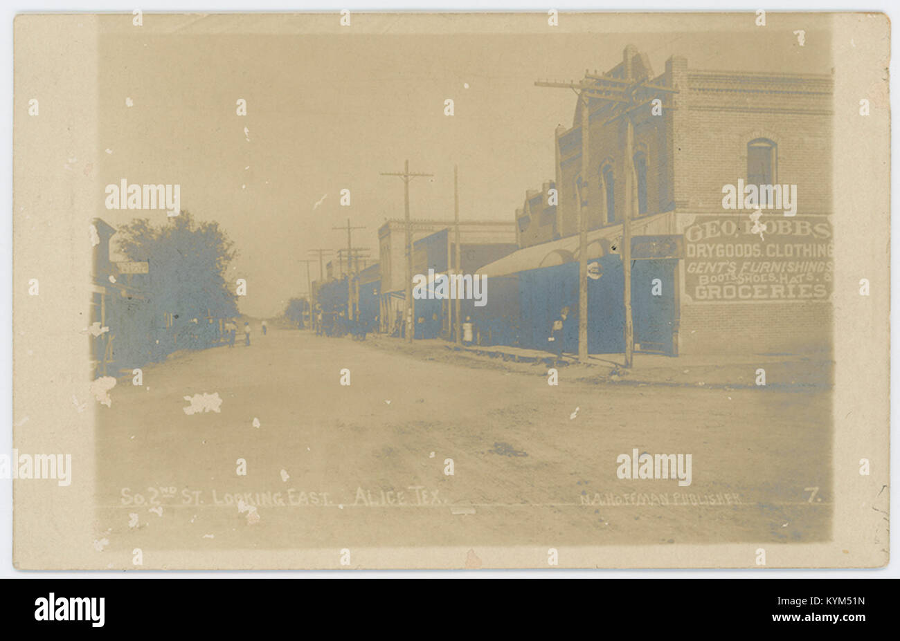 Un'immagine storica della vista che guarda a est lungo so 2nd Street, catturando l'atmosfera e la vita di strada di questa strada americana dei primi anni del XX secolo. L'immagine mostra l'attività commerciale e l'ambiente urbano dell'epoca. Foto Stock