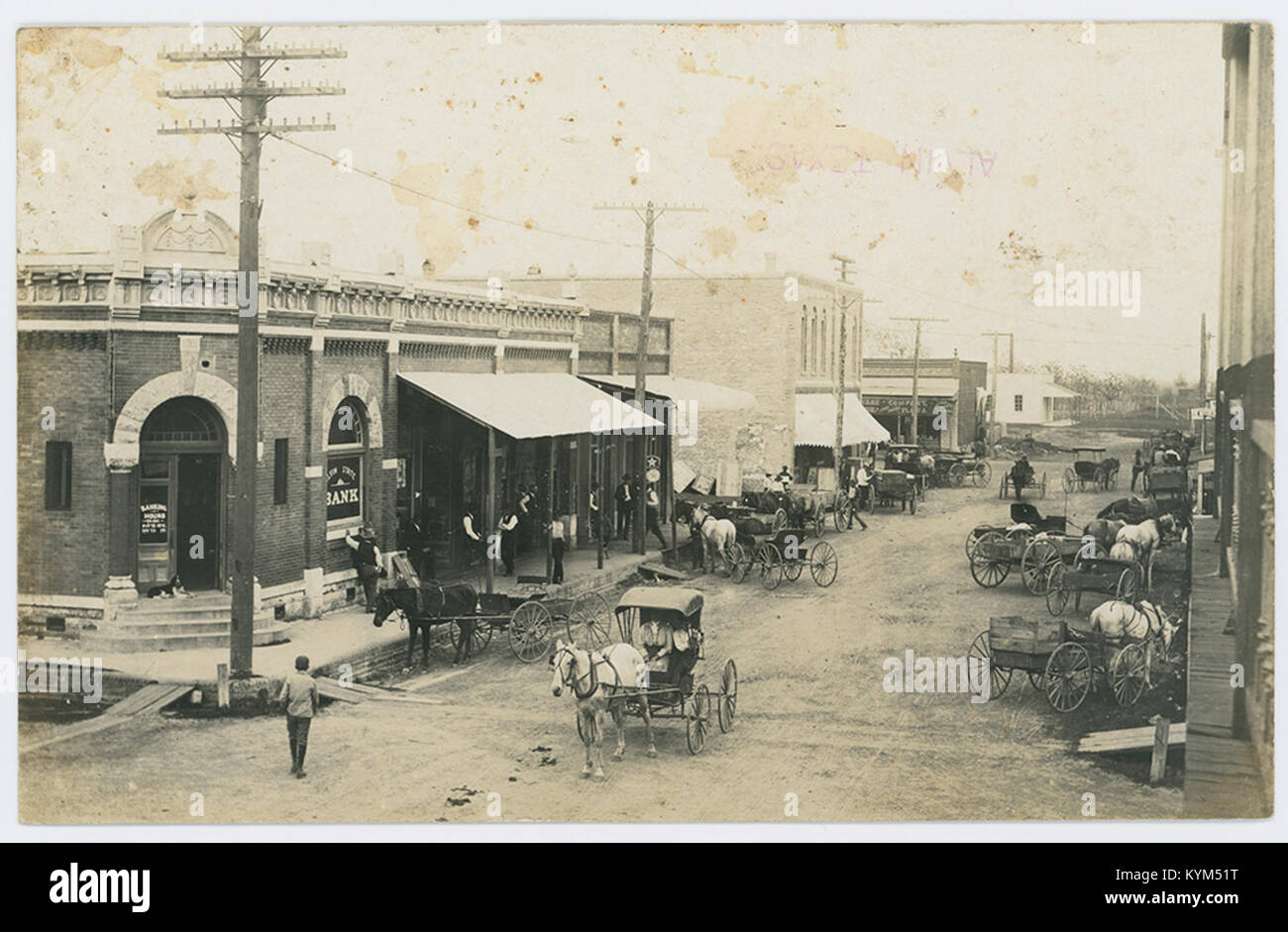 Fotografia storica della Alvin State Bank, che illustra le caratteristiche architettoniche dell'edificio e il suo ruolo all'interno della comunità locale. L'immagine riflette il significato storico della banca come istituto finanziario della città. Foto Stock