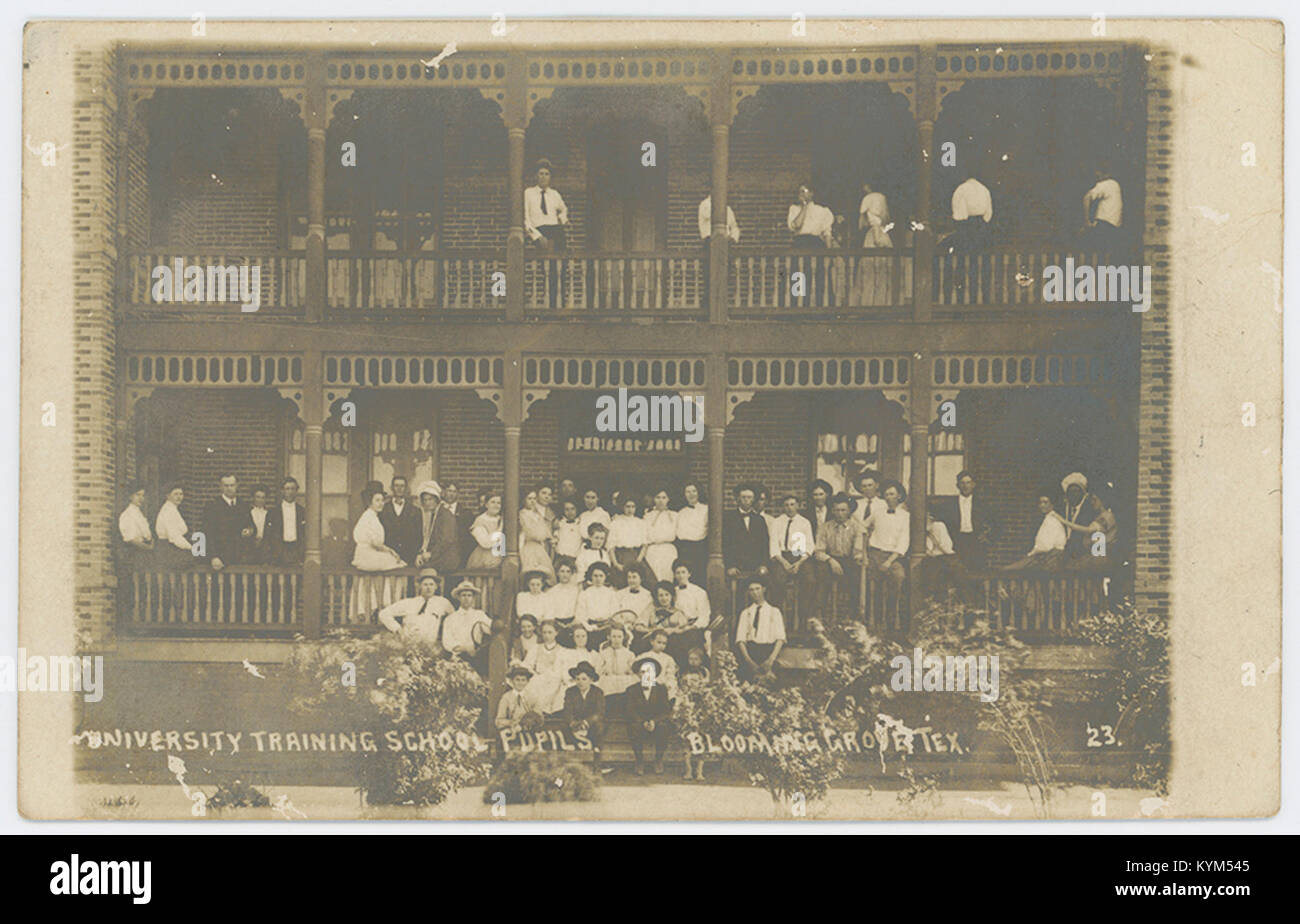 Questa fotografia storica mostra gli studenti della University Training School, che catturano un momento dalla loro formazione all'inizio del XX secolo. L'immagine riflette l'ambiente educativo della scuola e l'abbigliamento e le attività degli studenti durante quel periodo. Foto Stock