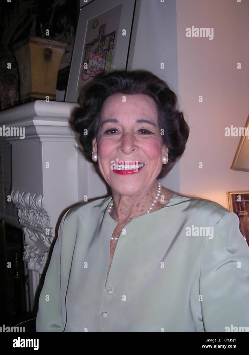 Mezza lunghezza Ritratto di Kitty Carlisle Hart, un'attrice che era l'ultimo superstite di avere eseguito in un Marx Brothers Movie (una notte al teatro dell'Opera), 2005. () Foto Stock