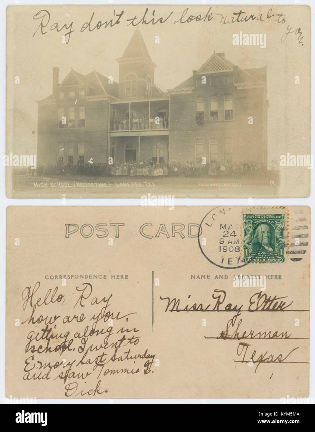 Una fotografia storica che cattura una pausa alla Lone Oak High School in Texas. L'immagine raffigura gli studenti impegnati in attività all'aperto durante una pausa scolastica. Foto Stock