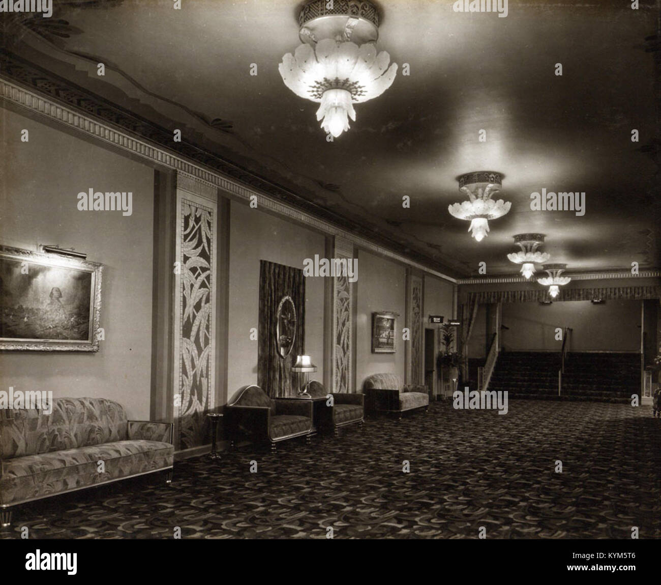 L'atrio principale del balcone del Paramount Theatre di Newcastle, come visto negli anni '1930 Questo cinema Art Deco, in seguito conosciuto come l'Odeon, era un luogo popolare per gli appassionati di cinema prima di essere demolito. L'immagine cattura l'eleganza e il design del periodo. Foto Stock