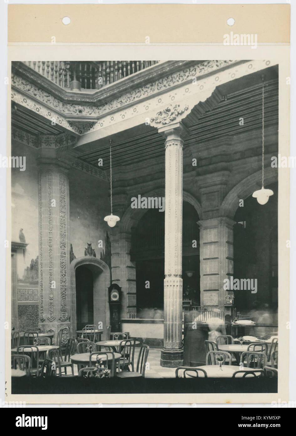 Un'immagine di un'area salotto in un vecchio spazio architettonico in Messico, che mostra il design storico e gli elementi d'epoca degli interni, offrendo un'istantanea della storia architettonica messicana. Foto Stock