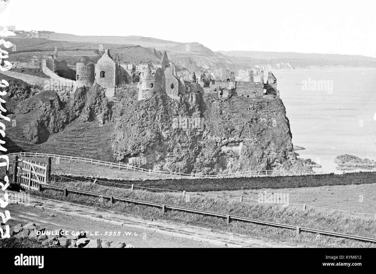 Un'immagine storica del castello di Dunluce, situato vicino al Selciato del gigante nella contea di Antrim, Irlanda del Nord. La fotografia evidenzia la posizione sulla scogliera del castello e il paesaggio costiero circostante. Fa parte della Lawrence Photographic Collection presso la National Library of Ireland. Foto Stock