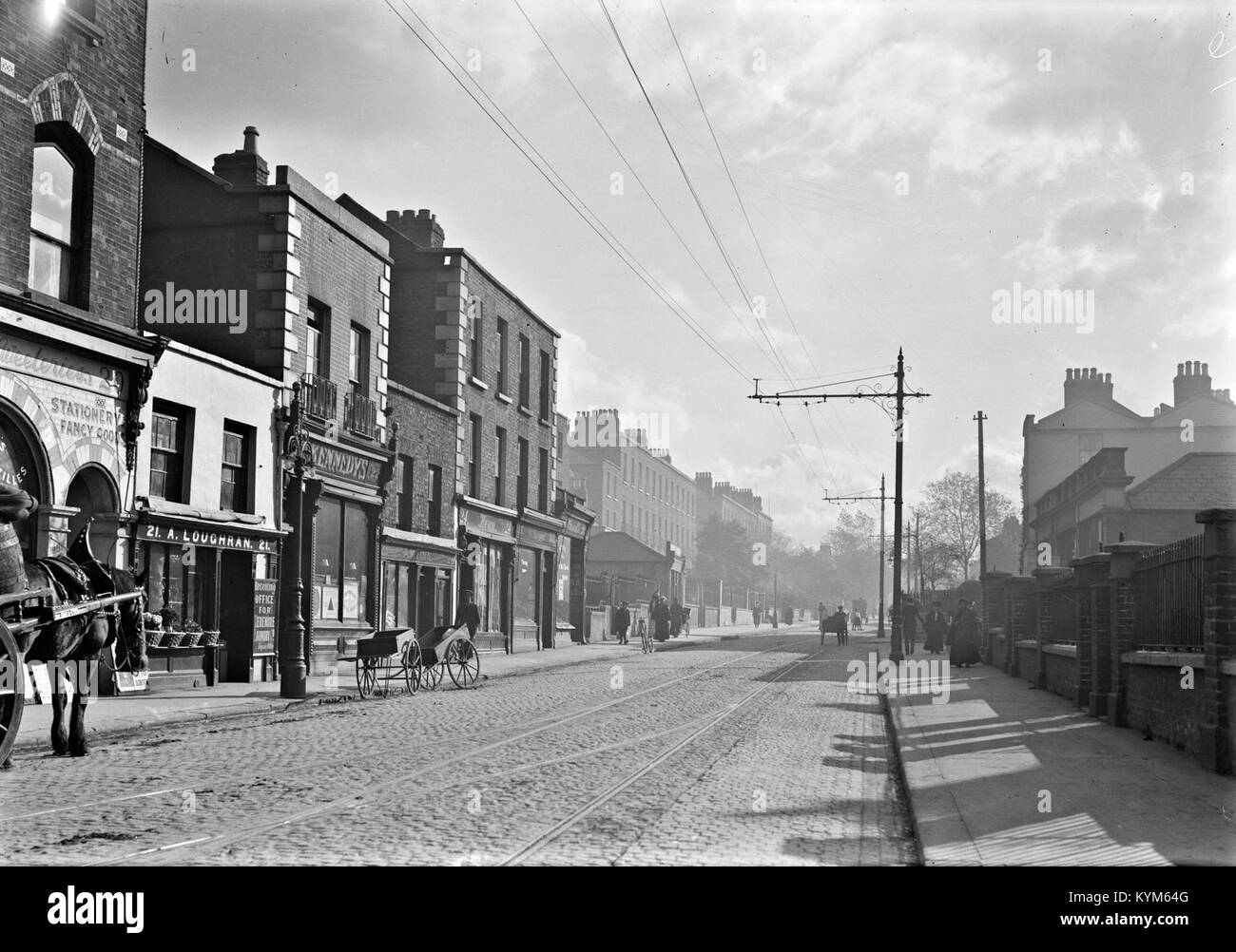 Una storica immagine negativa di vetro che mostra Rathmines Road Upper nella città di Dublino durante l'inizio del XX secolo. La foto cattura le strade acciottolate e i negozi, con varie aziende come la lavanderia Terenue e i negozi di dolci visibili sulla scena. Foto Stock