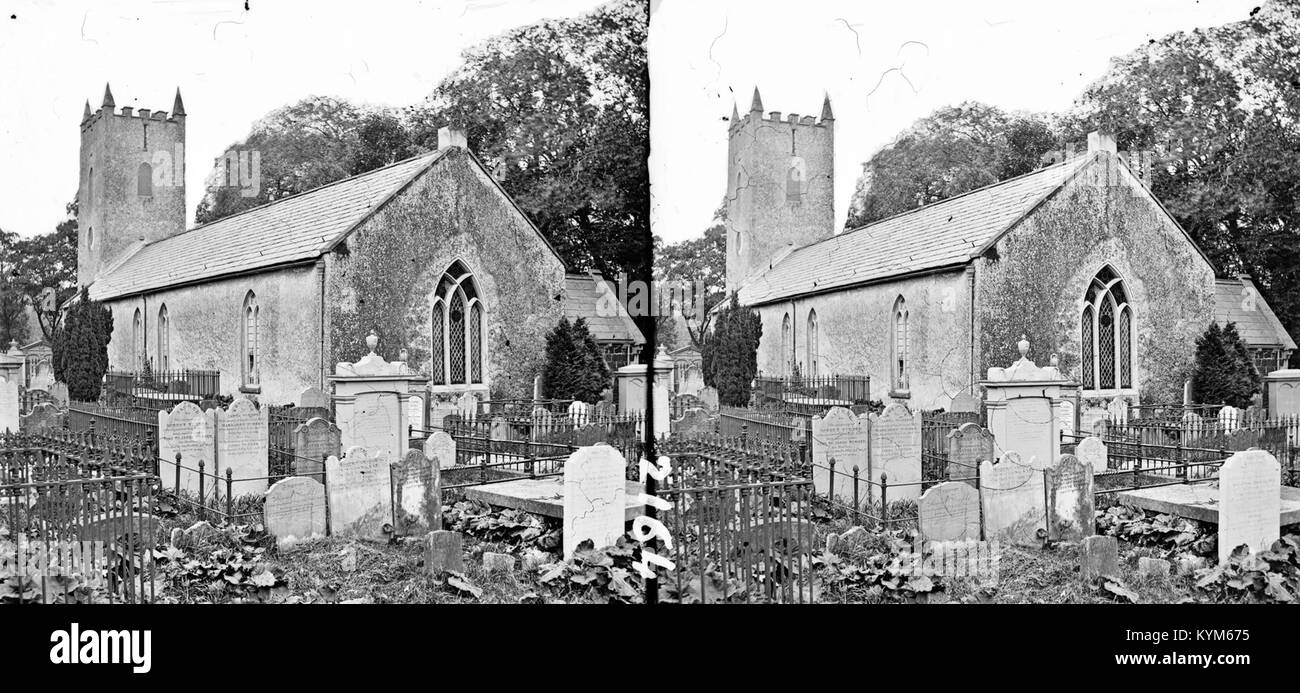 Piccola chiesa con piazza torre merlata nel cimitero, mostrando le lapidi 39163985362 o Foto Stock