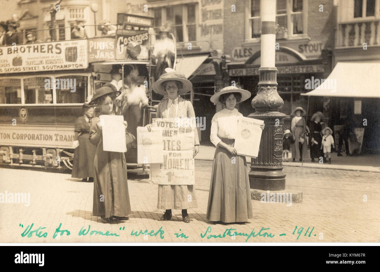 Una fotografia che documenta la settimana dei voti per le donne a Southampton, 1911, che mette in evidenza il movimento per il suffragio femminile nel Regno Unito. Foto Stock