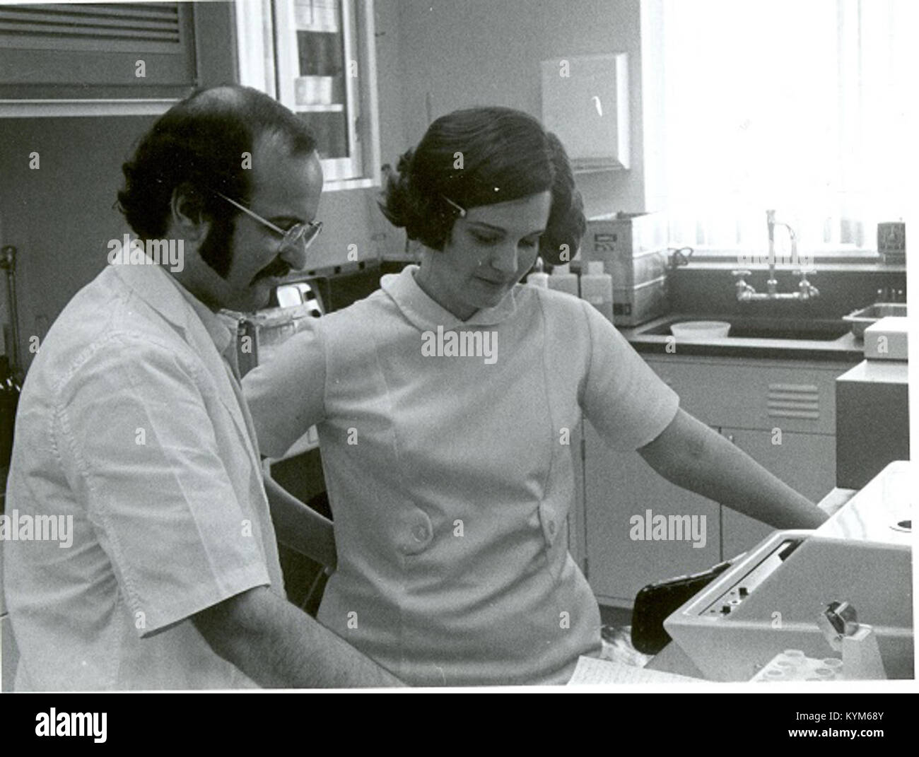 Fotografia di Connie e Curt Grieser scattata a la Junta, Colorado, che cattura un momento sincero tra i due. Foto Stock